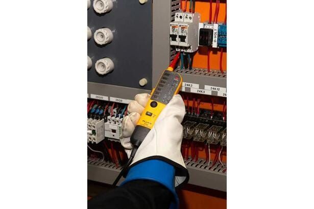 Dviejų polių įtampos ir grandinės vientisumo testeris Fluke T110 12-690V AC DC LED skalė