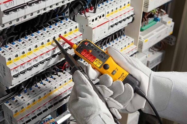 Dviejų polių įtampos ir grandinės vientisumo testeris Fluke T110 12-690V AC DC LED skalė