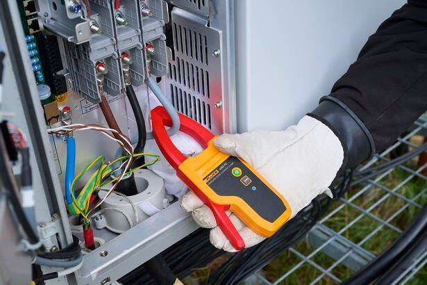 P&auml;ikesepaneelide digitaalne multimeeter Fluke 283 FC/PV CAT III 1500 V koos juhtmevabade tangidega