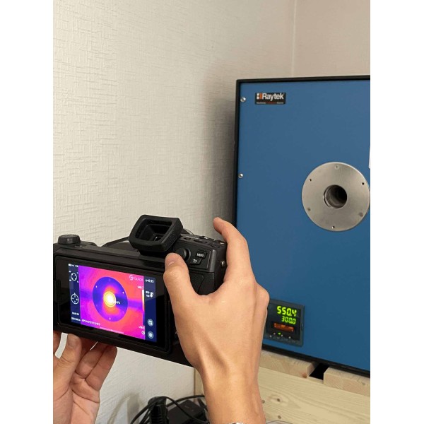 Calibration of pyrometers and thermal imagers (-30°C to 1700°C)